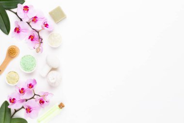 Aromaterapi, bitkisel yağ, sabun, deniz tuzu ile Spa natürmort.
