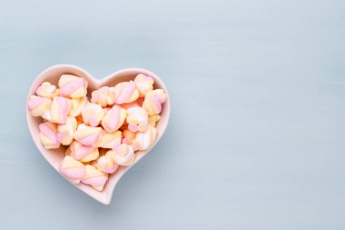 Marshmallow boşaltmak mavi zemin üzerine. Düz yatıyordu veya üst 