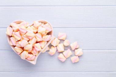 Marshmallow boşaltmak mavi zemin üzerine. Düz yatıyordu veya üst 