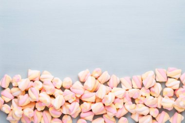 Marshmallow boşaltmak mavi zemin üzerine. Düz yatıyordu veya üst 