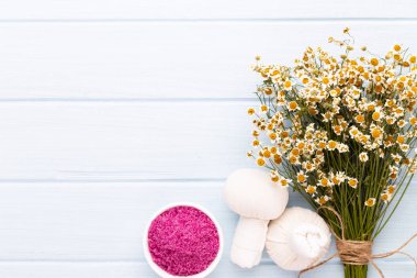 Deniz tuzu, şişelerde aromaterapi yağı ve vintage w papatya