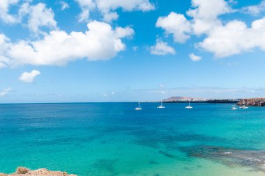 Güzel sahil manzarası ve tropikal Lanzarote denizi. Canar