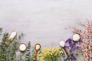 Pastel taşralı spa setiyle güzellik ve aromaterapi konsepti