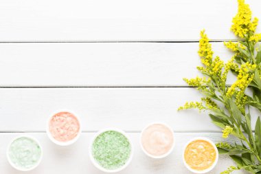 Pastel taşralı spa setiyle güzellik ve aromaterapi konsepti