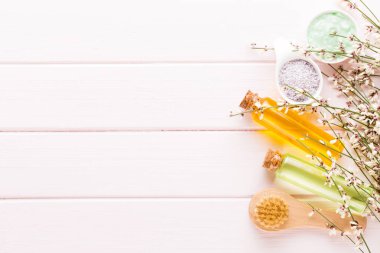 Pastel taşralı spa setiyle güzellik ve aromaterapi konsepti