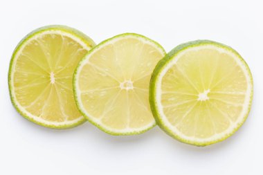 Açık renkli, üstten görünüm üzerinde olgunlaşmış taze limes ile kompozisyon