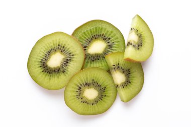 Beyaz arka planda Kivi meyveleri dilimleri.