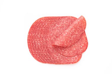 Beyaz arka planda salam dilimleri.