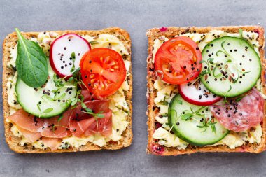 Krem peynirli, sebzeli ve salamlı sandviç..