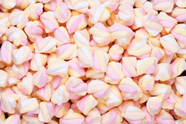 Marshmallow boşaltmak mavi zemin üzerine. Düz yatıyordu veya üst 