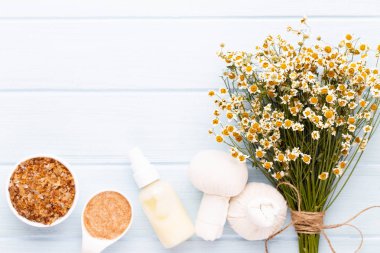 Deniz tuzu, şişelerde aromaterapi yağı ve vintage w papatya