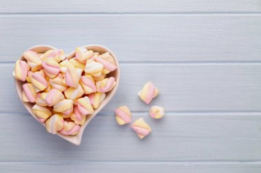 Marshmallow boşaltmak mavi zemin üzerine. Düz yatıyordu veya üst 