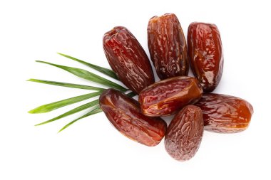 Kuru tarihler beyaz arkaplanda izole edilmiş. Üst Manzara. Düz yatıyordu.