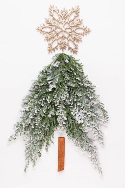 Noel ağacı dümdüz yatıyordu. Tebrik kartı.