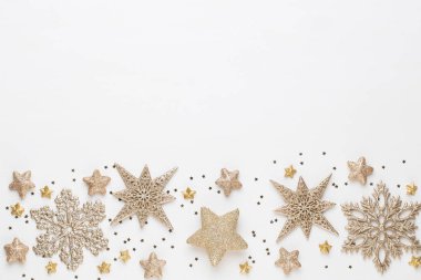 Noel kompozisyon. Beyaz arka plan üzerinde Noel süsleri