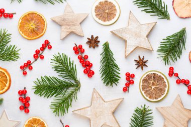 Noel kompozisyonu. Hediyeler, beyaz backgro üzerinde koni süslemeleri