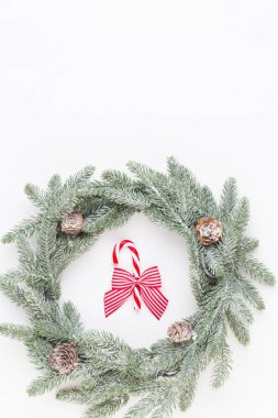 Noel çelengi. Beyaz arka planda Noel süsleri. Fla
