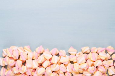 Marshmallow boşaltmak mavi zemin üzerine. Düz yatıyordu veya üst 