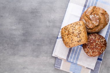 Ahşap arka planda altın kırsal ekmek ve çörekler