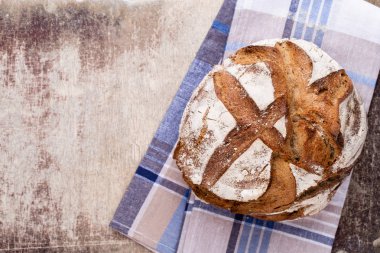 Ahşap arka planda altın kırsal ekmek ve çörekler