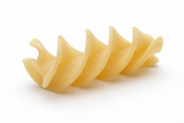 Italiaanse gedraaide pasta fusilli geïsoleerd op een witte achtergrond. Fusi — Stockfoto