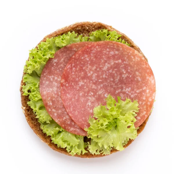 Beyaz arka planda salamlı sandviç..