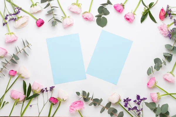 Hermosas flores de ranúnculo de color sobre un fondo blanco.Sprin — Foto de Stock