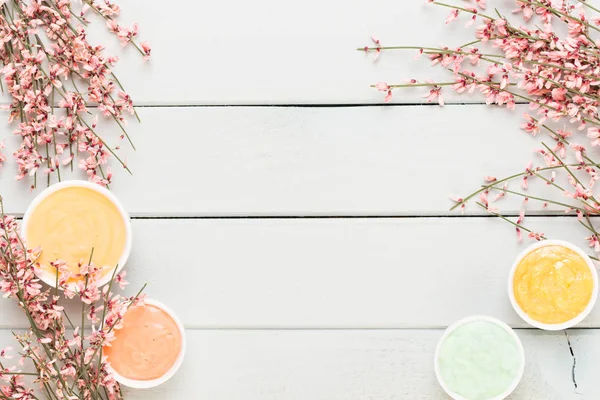 Bahar tebrik kartı, mercan rengi çiçekler üzerinde pastel b yaşayan