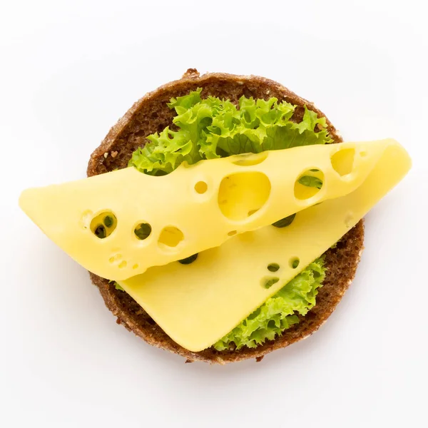 レタスのサンドイッチ、白い背景の上のチーズ. — ストック写真