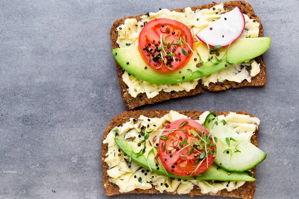 Krem peynirli, sebzeli ve salamlı sandviç..