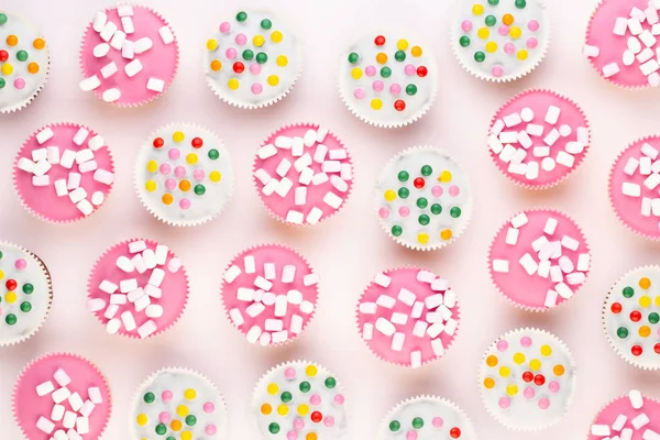 Beyaz arkaplanda renkli kekler. 