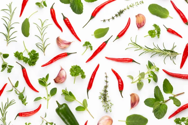 Baharatlı bitkisel yapraklar ve beyaz arka planda kırmızı biber. Vegeta