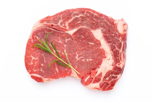 Beyaz arka planda taze çiğ biftek izole edilmiş..