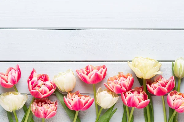 Pastel arka planda bahar çiçekleri laleleri. Retro vintage