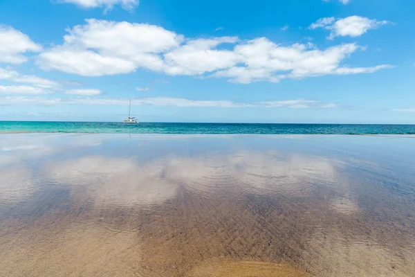 Panorama de hermosa playa y mar tropical de Lanzarote. Canar — Foto de Stock