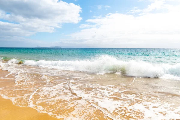 Panorama pantai yang indah dan laut tropis Lanzarote. Canar — Stok Foto