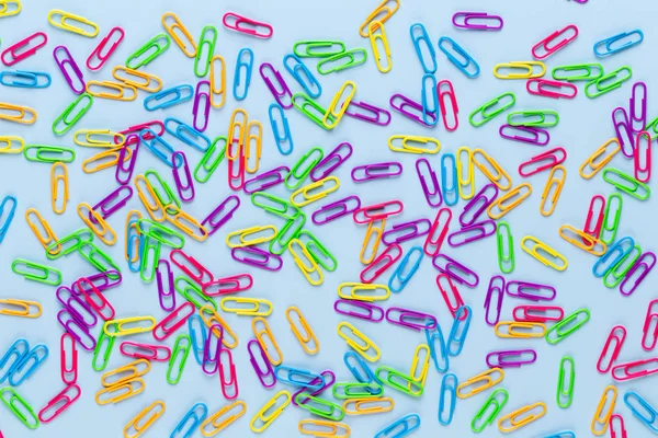 Kağıt rengi küçük defter mavi zemin üzerine. Düz yatıyordu.