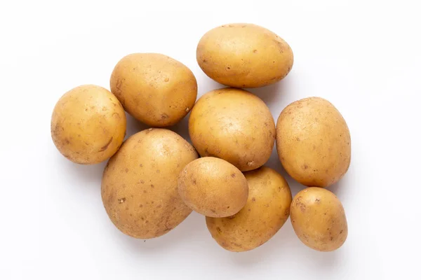 Kartoffeln isoliert auf weißem Hintergrund. Flach lag er. Ansicht von oben. — Stockfoto