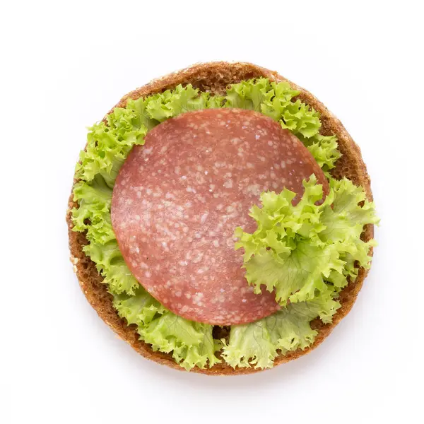 Beyaz arka planda salamlı sandviç..