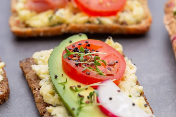 Krem peynirli, sebzeli ve salamlı sandviç..
