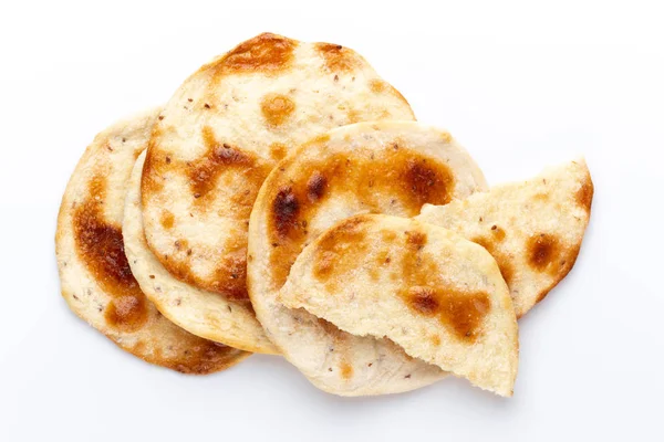 Flatbreads. Arap beyaz arka plan üzerinde izole ekmek.