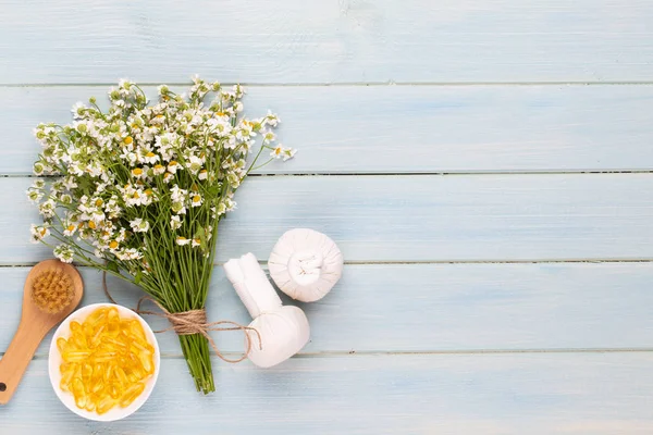 Deniz tuzu, şişelerde aromaterapi yağı ve vintage w papatya