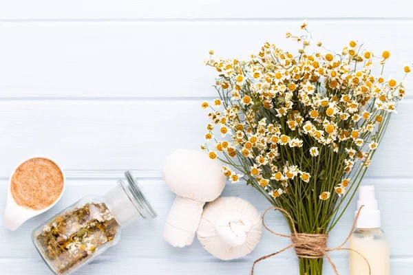 Deniz tuzu, şişelerde aromaterapi yağı ve vintage w papatya