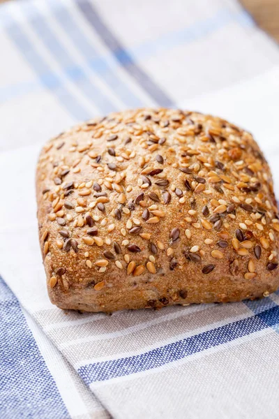 Gold rustikal krustige Brotlaibe und Semmeln auf Holzgrund — Stockfoto