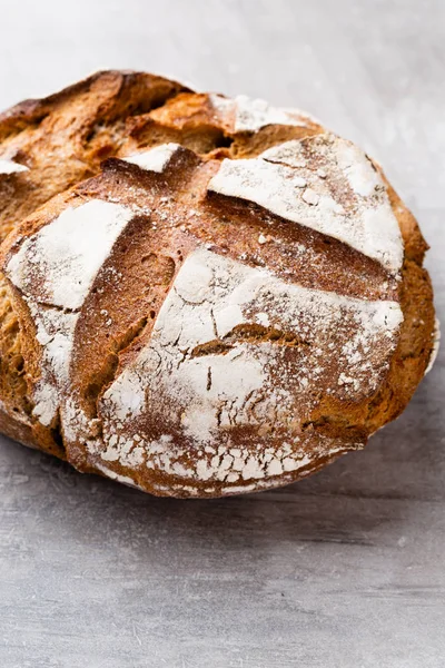 Ahşap arka planda altın kırsal ekmek ve çörekler