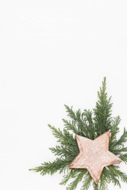 Noel kompozisyon. Beyaz arka plan üzerinde Noel süsleri