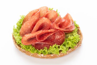 Beyaz arka planda salamlı sandviç..