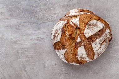 Ahşap arka planda altın kırsal ekmek ve çörekler