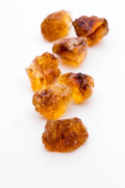 beyaz zemin üzerinde kahverengi karamelize şeker.