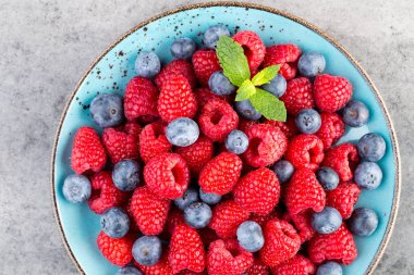 Vintage bir arka plan üzerine bir tabak içinde taze frambuaz. 